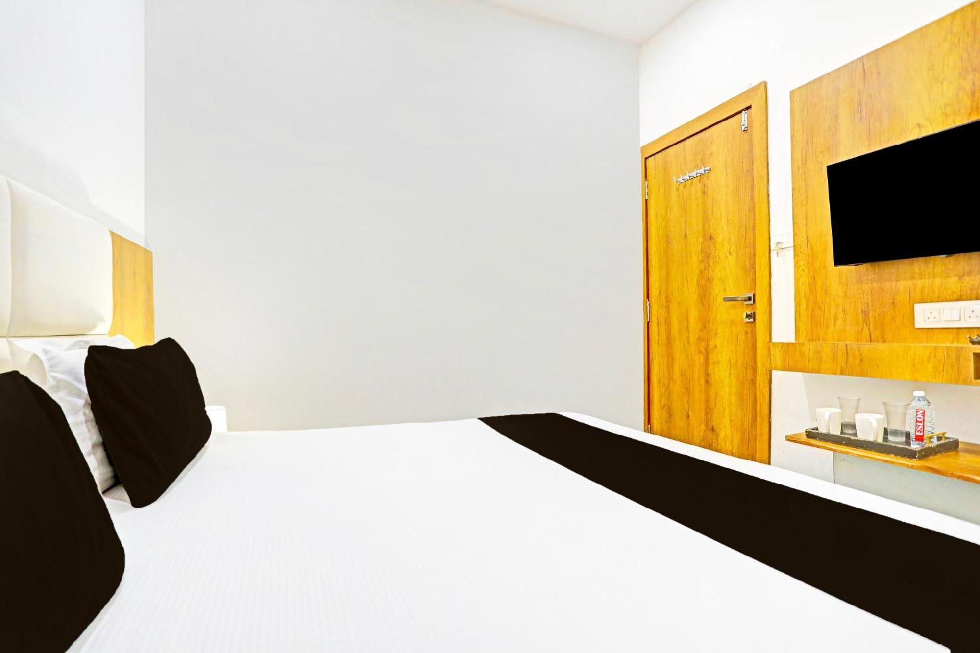 Super Collection O Adajan Formerly Hotel Western Inn Surat Luaran gambar
